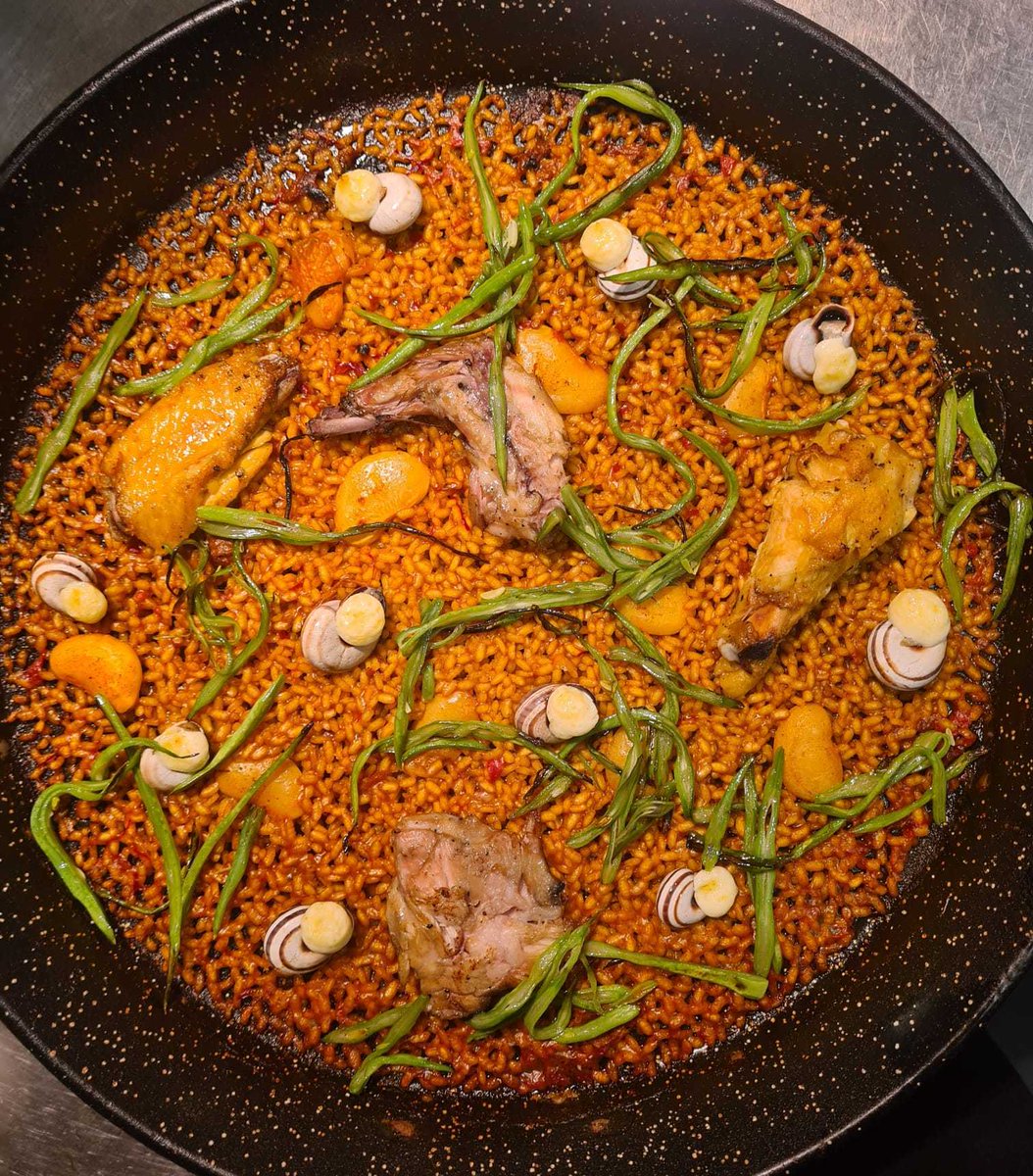 juanluisrecio's tweet photo. En Rosi La Loca te encontrarás una amplia diversidad de paellas y #arroces en un mundo de locos. Este día exclusivamente el chef Javier Alfaro preparará la #paella valenciana tradicional pero... https://t.co/gN9x2B9hRg #DiaMundialdelaPaella #restaurantes #Madeid #Marbella https://t.co/hBJZ5KcV2P