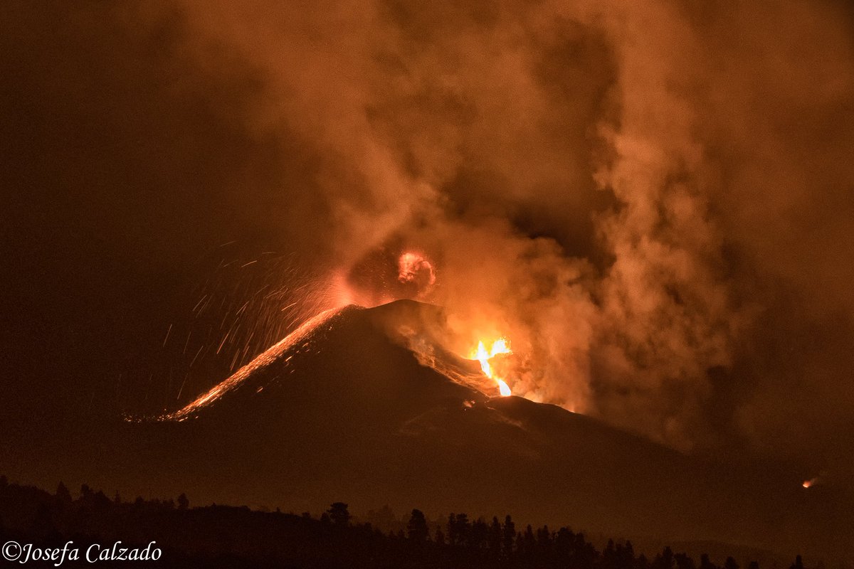 Hace ya un año que el Volcán Cumbre Vieja cambió la vida de los Palmeses y no debemos de olvidarnos de ellos ya que muchos siguen sin tener una casa donde vivir @visitlapalmacanarias @islascanariasoficial 
 <a href="/spain/">Spain</a> #volcancumbrevieja #volcanlapalma #visitlapalma