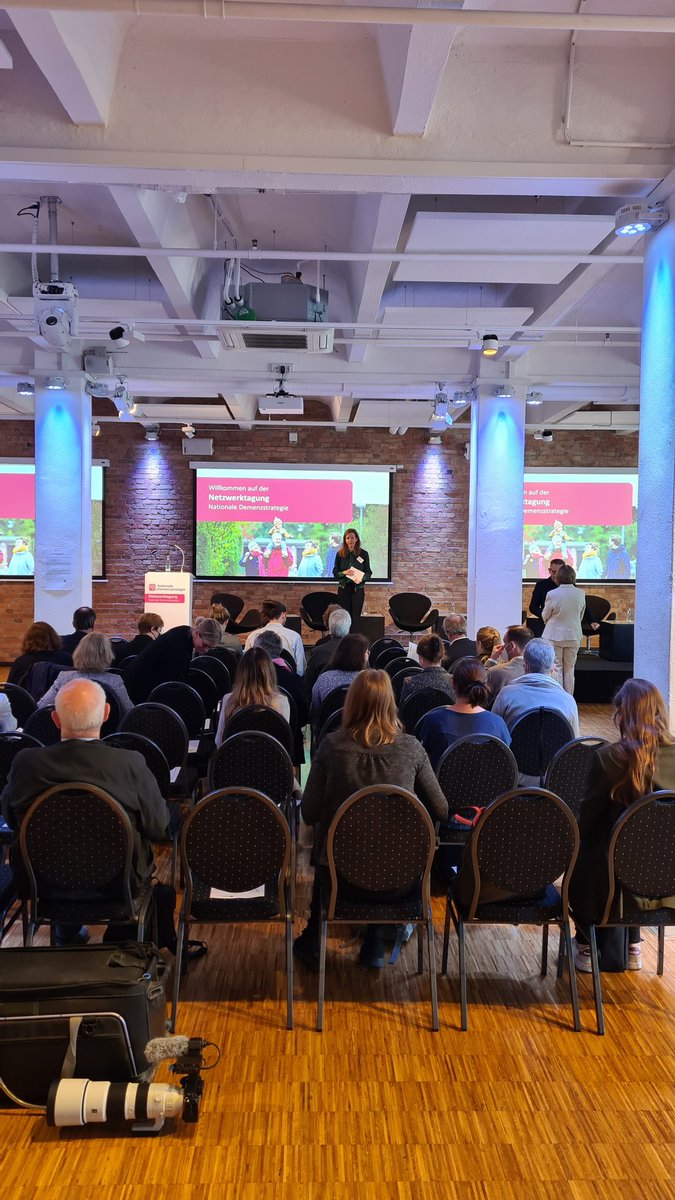 Demenzstrategie's tweet photo. Die Netzwerktagung #NationaleDemenzstrategie startet! Wir freuen uns auf Austausch mit den Akteuren und viel spannenden Input zum Thema "Leben mit Demenz - Wohnen heute und morgen" https://t.co/8rHlyQY7JF