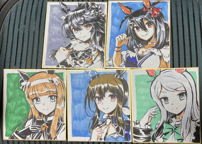 【プリステ25R新作】DESUWAアクリルクリップバッジ&amp;色紙(いずれか一枚)数量限定セット色紙には現地で宛名入れてサインしてお渡しします。 