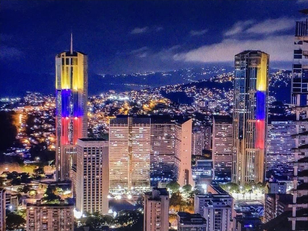 Autopista_GMA's tweet photo. MaquinaDelAire: Buenos días feliz y bendecido martes #20DESEP foto de las torres de parque central empezando la noche espero la disfruten #LaMaquinaEsLaMaquina https://t.co/9FZ0wp72Ro