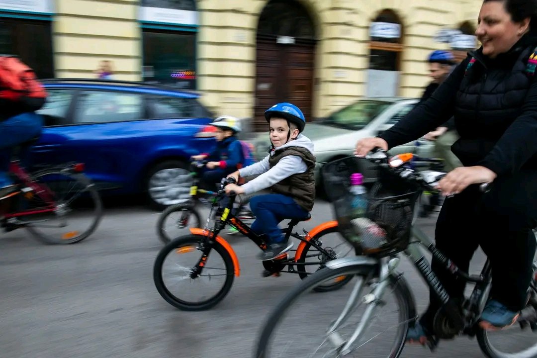 bringazzmunkaba's tweet photo. SZEPT. 22-én bringázz velünk a suliba! 🏫🚴‍♂️🚴‍♀️ Helyszín: 
BUDAPEST, 
XIV. kerület, Erzsébet királyné útja, aluljáró
Gyülekező: 06:55-től
Indulás 7:10
Útvonal:
https://t.co/Y8ELVRWBDl

#bringazzmindennap #bringavalmindenhova #bringazzamunkaba https://t.co/fp5jEGB74w