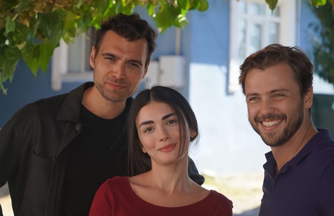 bestftolga's tweet photo. Hakan Kurtaş instagram storysinden 

Tolga Sarıtaş, Özge Yağız ve Hakan Kurtaş 🫶
#TolgaSarıtaş https://t.co/AsorDgGMX4