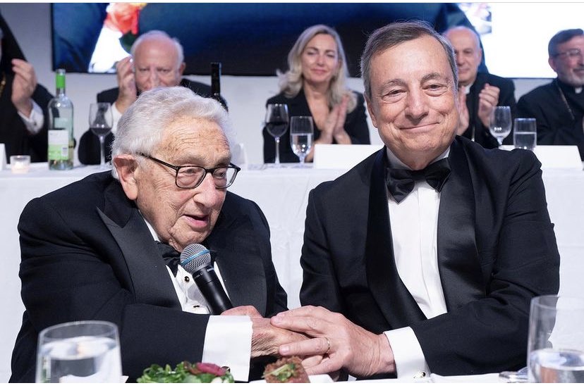 Beatrice_Pec's tweet photo. Foto che entrano nella storia. #MarioDraghi riceve da #Kissinger il premio “Statista dell’anno” a New York https://t.co/glFD0DRYQz