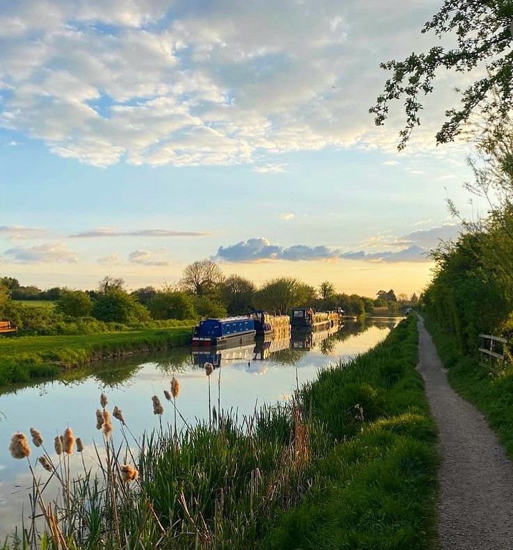 richardsonswift's tweet photo. What a beautiful walk along the Kennet and Avon canal this weekend. Who else loves finding new walks to explore?! ☀
.
.
#kennetandavoncanal #canal #bath #visitbath #explorebath #bathuk #yourbathcity #bathlife #bathlifemag #whatsoninbath #summer #bluesky #bathphotography https://t.co/OtQuCRDwOy