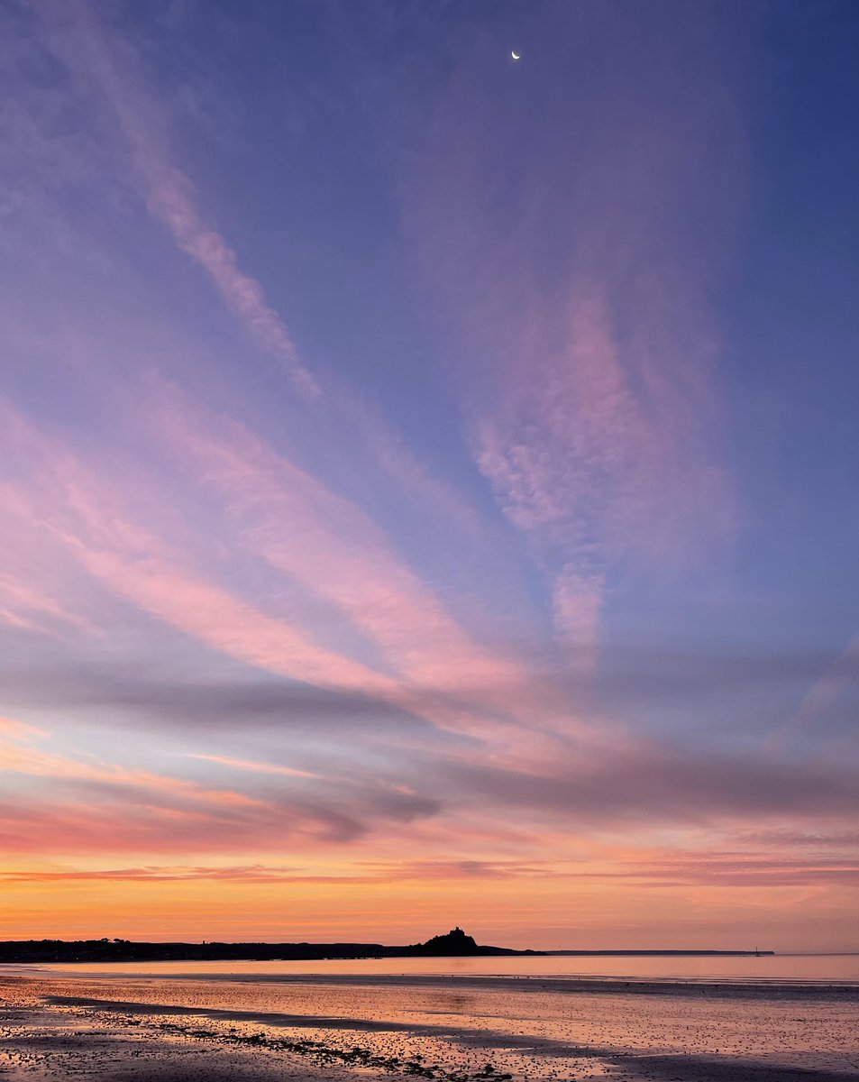 jpclaysylvester's tweet photo. No filter necessary..! Early morning dog walk before work! #stmichaelsmount #sunrise #simplyperfect https://t.co/lmtDKl05bl