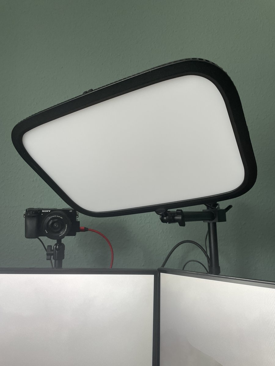 dakieksde's tweet photo. #Werbung | Bin ja jemand, der sich über kleine Dinge freut.
Zum Beispiel, dass ich das @elgatoDE #Keylight am #MultiMount auf „halb acht“ hängen lassen kann und sich da trotzdem nichts verstellt. Null.
Keine Angst mehr um die #Peripherie: https://t.co/Z4SoT8n5mu #elgatopartner https://t.co/xndS3sIWi9