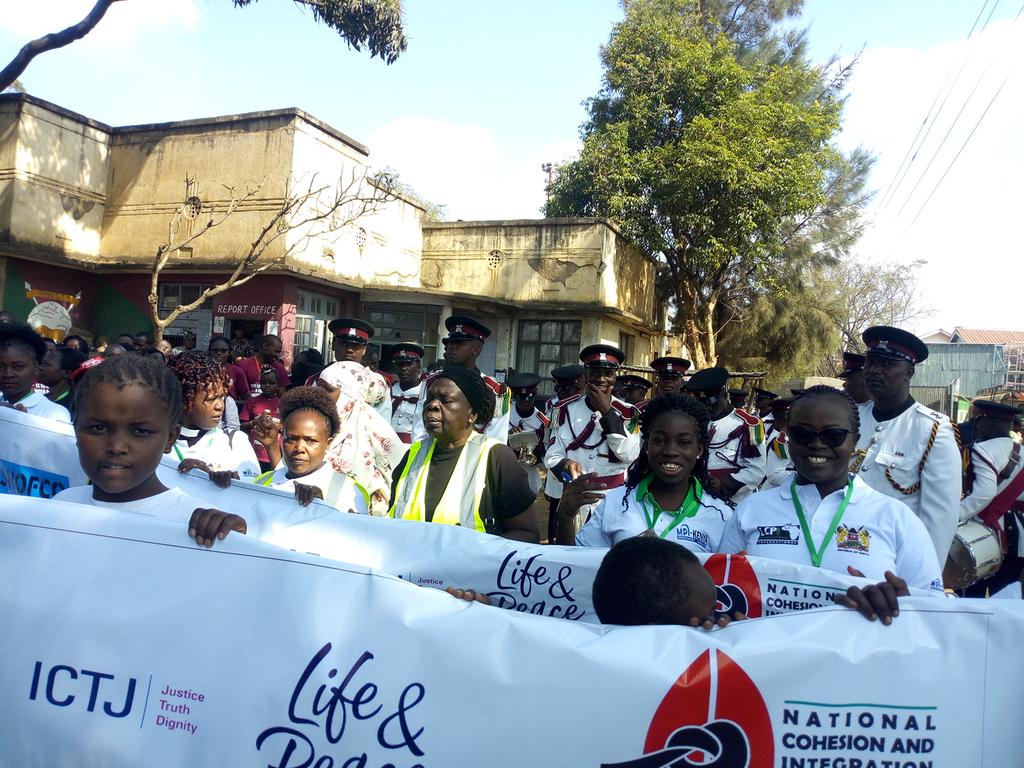 cohorts9's tweet photo. The police band #GoteaPeace @mpi_kenya @FlozyA @Ruarakacentre @vinettewandera @larrymadoha722 @okumu-miss @VDJIANSODIMASTER @KenyaYwca @partnersRuto @jamilanjuguna @evalinewanjir11 tupatane kesho at mathare 4A sports ground https://t.co/P71UlUtEqU