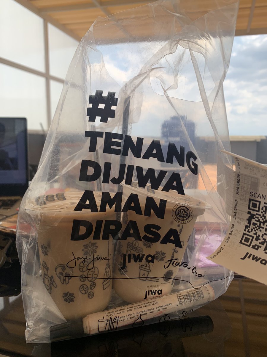 FFOODFESS's tweet photo. fess ini aku grabfood janjiw kan ya, terus bingung kok ada spidolnya. freebies dari janjiw kah😭😭 https://t.co/uccK3Z86Qq