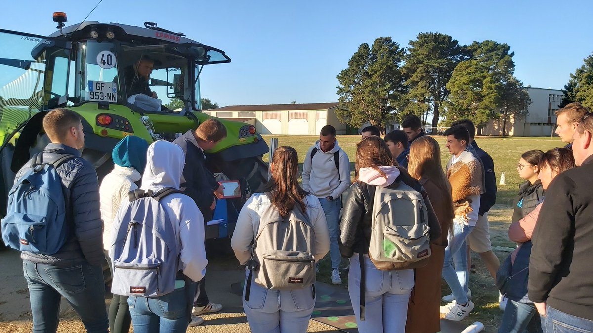 Etablieres's tweet image. [DÉMONSTRATION ET TEST] 🚜 Intervention de l&apos;entreprise Hydrokit 
👉 La société #Hydrokit est actuellement en train de faire des #démonstrations d&apos;utilisation de #niveleuse et de #robotbineur à plus de 50 élèves des Établières.
...