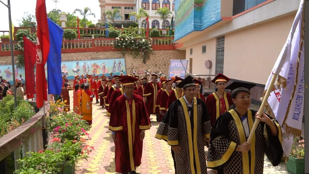 ustm_A's tweet photo. 𝟴𝘁𝗵 𝗖𝗼𝗻𝘃𝗼𝗰𝗮𝘁𝗶𝗼𝗻 𝗼𝗳 𝗨𝗦𝗧𝗠
The #AcademicProcession led by the Registrar, USTM reaches the Auditorium.
#8thConvocation
#8thConvocation2022
#USTM https://t.co/oo4AJ9XOrl