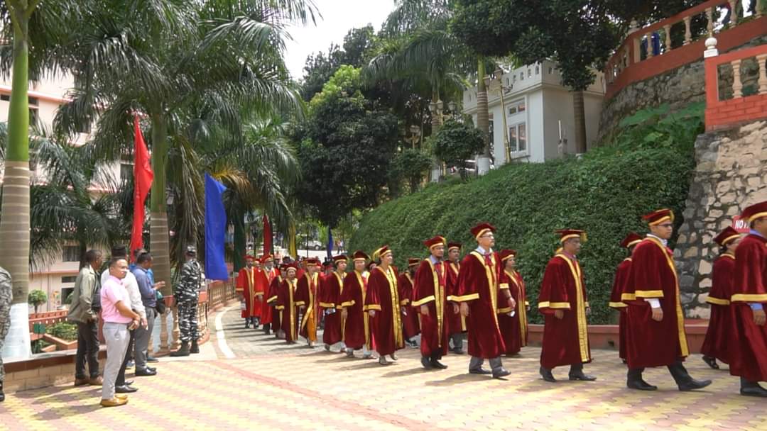 ustm_A's tweet photo. 𝟴𝘁𝗵 𝗖𝗼𝗻𝘃𝗼𝗰𝗮𝘁𝗶𝗼𝗻 𝗼𝗳 𝗨𝗦𝗧𝗠
The #AcademicProcession led by the Registrar, USTM reaches the Auditorium.
#8thConvocation
#8thConvocation2022
#USTM https://t.co/oo4AJ9XOrl