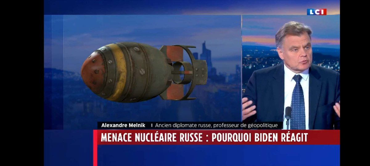 FalloutGen's tweet photo. Hey @LCI et @DavidPujadas nous les fans de #Fallout on est fière d'avoir un goodie encore plus collector car "vu à la télé" !
Pour compléter l'information, la mini nuke se lance avec un Fatman développé en 2076 !
#nosjournalistesontdutalent

@falloutfr @Fallout @Bethesda_fr https://t.co/9tbf6OoKol