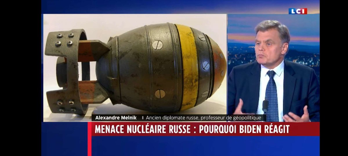 FalloutGen's tweet photo. Hey @LCI et @DavidPujadas nous les fans de #Fallout on est fière d'avoir un goodie encore plus collector car "vu à la télé" !
Pour compléter l'information, la mini nuke se lance avec un Fatman développé en 2076 !
#nosjournalistesontdutalent

@falloutfr @Fallout @Bethesda_fr https://t.co/9tbf6OoKol