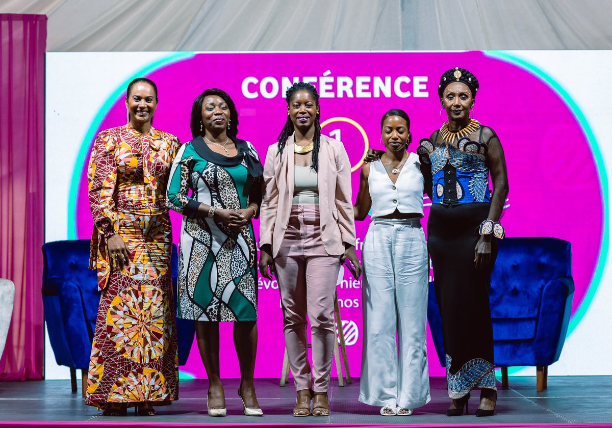 Scheenadonia's tweet photo. À l’occasion du lancement de l’application #CBAWorld à #Kinshasa par Malu Makwengue, ma première intervention au salon de la beauté et du cosmétique africain portait sur l’histoire de la beauté chez nous.
#RDC #rdcongo https://t.co/gQXMonBsyZ