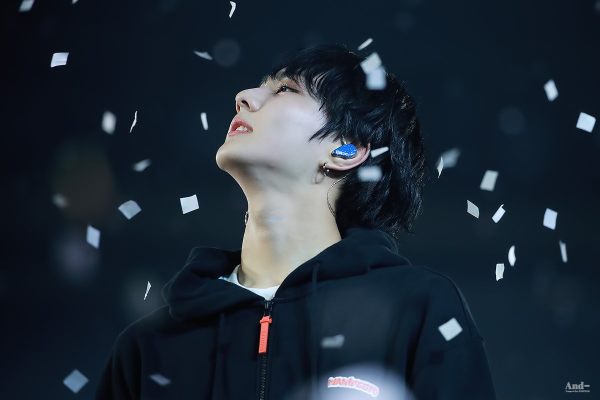 loveyangjungwon's tweet photo. jungwon is right where he belongs — on stage as the leader of enhypen. https://t.co/CFATc7WorQ