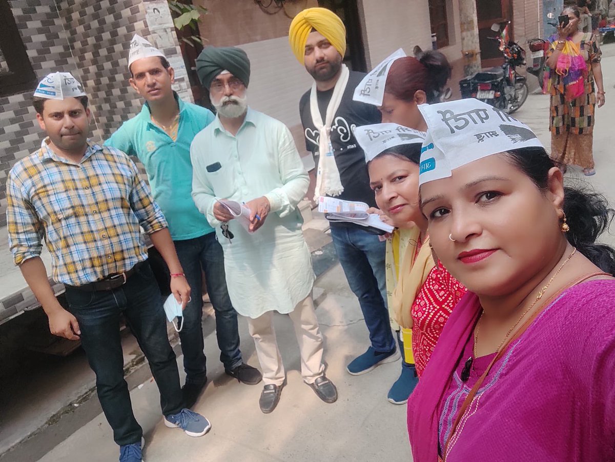 Gurvind00223953's tweet photo. पटपड़गंज विधानसभा में माइनॉरिटी विंग के साथी लोगों की बिजली सब्सिडी के फॉर्म भरते हुए
#Ronak Ali #Shobi James #Gurvinder Singh #Sabiya Ahmed #Rubeena ji #Sanjay ji #Naresh ji #Shabana Bano
#team Manish Sisodia @msisodia_mla @msisodia @ArvindKejriwal @AamAadmiParty https://t.co/50VW2u8sSg