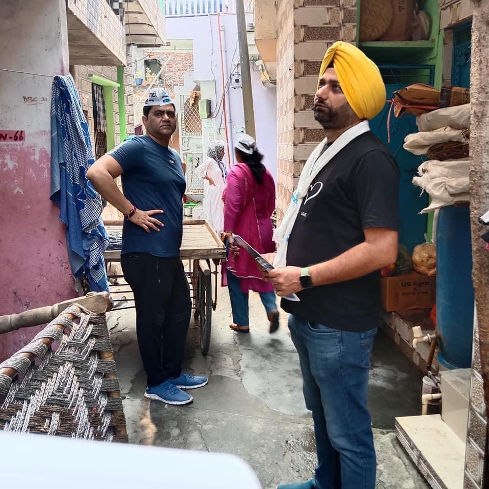 Gurvind00223953's tweet photo. पटपड़गंज विधानसभा में माइनॉरिटी विंग के साथी लोगों की बिजली सब्सिडी के फॉर्म भरते हुए
#Ronak Ali #Shobi James #Gurvinder Singh #Sabiya Ahmed #Rubeena ji #Sanjay ji #Naresh ji #Shabana Bano
#team Manish Sisodia @msisodia_mla @msisodia @ArvindKejriwal @AamAadmiParty https://t.co/50VW2u8sSg