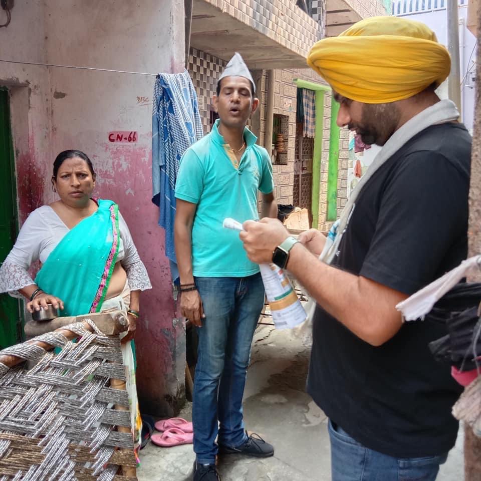 Gurvind00223953's tweet photo. पटपड़गंज विधानसभा में माइनॉरिटी विंग के साथी लोगों की बिजली सब्सिडी के फॉर्म भरते हुए
#Ronak Ali #Shobi James #Gurvinder Singh #Sabiya Ahmed #Rubeena ji #Sanjay ji #Naresh ji #Shabana Bano
#team Manish Sisodia @msisodia_mla @msisodia @ArvindKejriwal @AamAadmiParty https://t.co/50VW2u8sSg