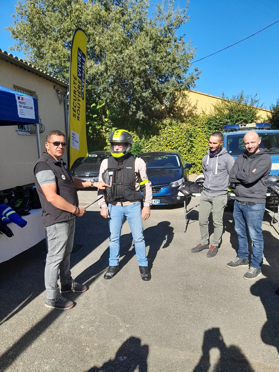 Prefet84's tweet photo. [#STAGE DE PERFECTIONNEMENT MOTO] Le 18/09/2022 @Prefet84 organisait avec le groupement de gendarmerie de Vaucluse #GGD84 et #VIGIE ROUTE PLUS SÛRE une journée perfectionnement à la brigade motorisée de #Beaumettes (EDS84).
12 motards ont participé à cette action de #prévention. https://t.co/5IJjcdWnkL