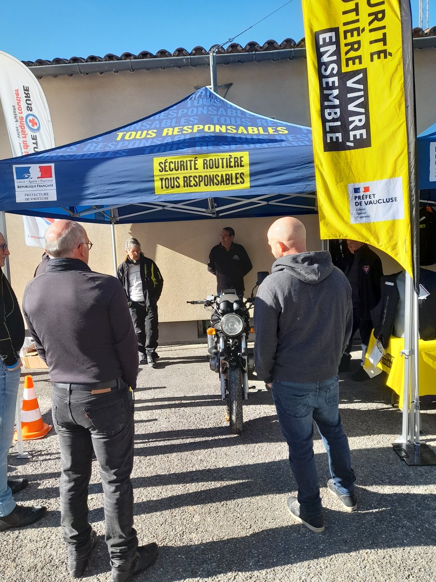 Prefet84's tweet photo. [#STAGE DE PERFECTIONNEMENT MOTO] Le 18/09/2022 @Prefet84 organisait avec le groupement de gendarmerie de Vaucluse #GGD84 et #VIGIE ROUTE PLUS SÛRE une journée perfectionnement à la brigade motorisée de #Beaumettes (EDS84).
12 motards ont participé à cette action de #prévention. https://t.co/5IJjcdWnkL
