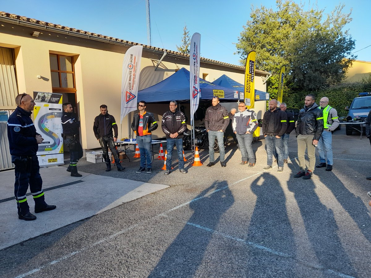 Prefet84's tweet photo. [#STAGE DE PERFECTIONNEMENT MOTO] Le 18/09/2022 @Prefet84 organisait avec le groupement de gendarmerie de Vaucluse #GGD84 et #VIGIE ROUTE PLUS SÛRE une journée perfectionnement à la brigade motorisée de #Beaumettes (EDS84).
12 motards ont participé à cette action de #prévention. https://t.co/5IJjcdWnkL