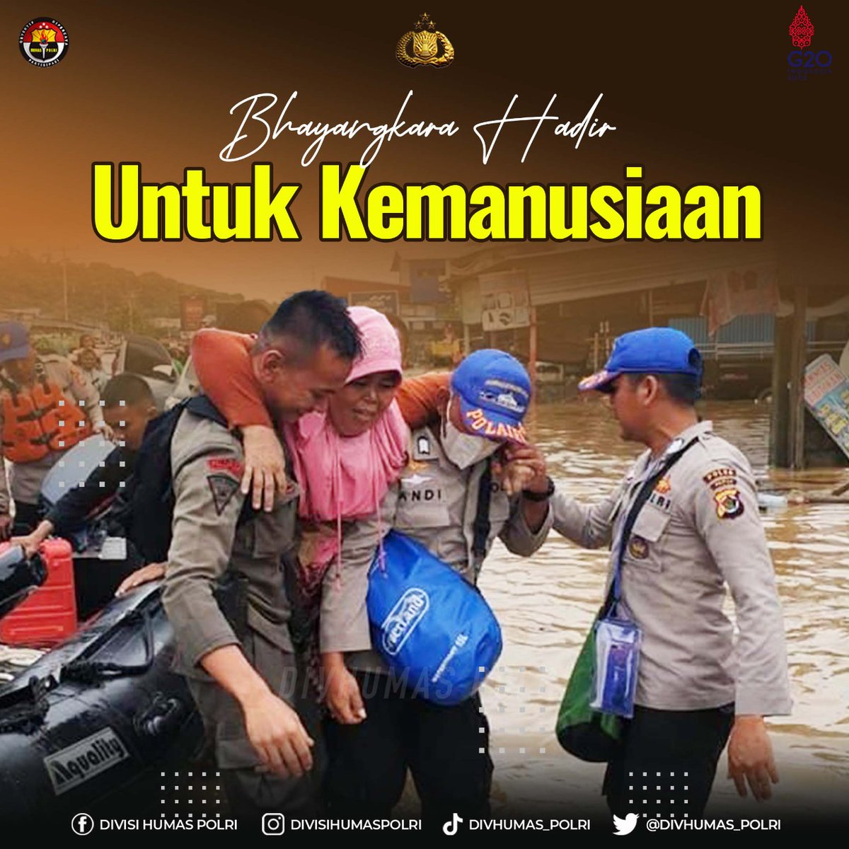 Gilberds13's tweet photo. Bhayangkara Hadir Untuk Kemanusiaan #SigapBantuSesama 

Potret personel Polri Siaga Tanggap Bencana saat bergotong royong mengevakuasi seorang wanita paruh baya yang menjadi korban banjir. https://t.co/fjpUD4Mna9