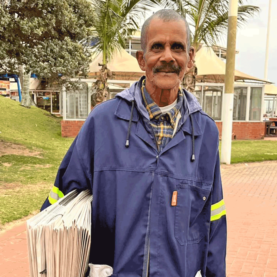 chatstabloid's tweet photo. Extra! Extra! Newspaper Nandha delivers a daily dint of hard work

Full story here https://t.co/XyLCK9ATHJ

#chatsworthtabloid #tabloidnewspapers #communitynews #Croftdene #GoldenMile https://t.co/l87BVJ5dXl