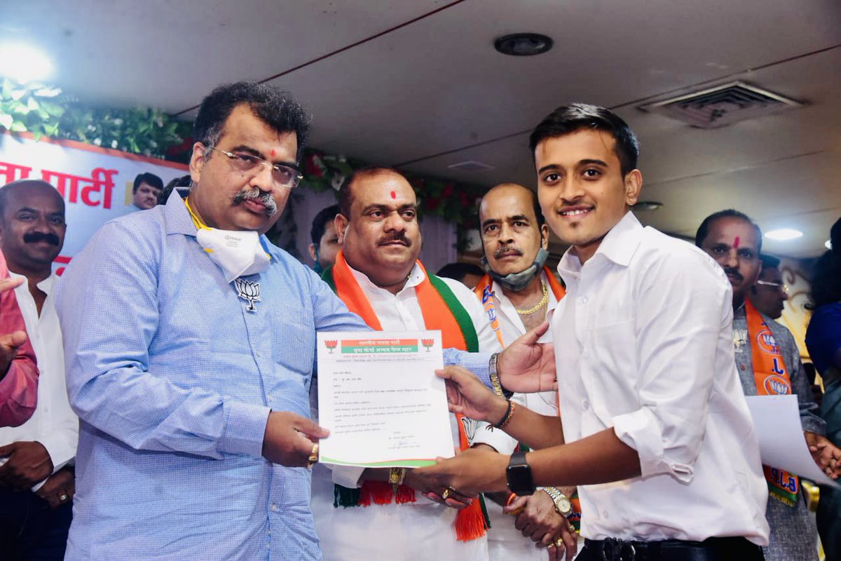 Tarangjain1's tweet photo. Happy birthday to @DombivlikarRavi, Minister of Public Works and Food and Civil Supplies of the state https://t.co/vFrt5rgjjY