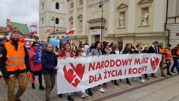 Turks & Poles have marched this weekend against the rainbow propaganda & to defend family.Beautiful scenes in Warsaw & Istanbul alhamdulilahi. #LGBTDayatmasi #MarszdlaZyciaiRodziny #AileniKoru