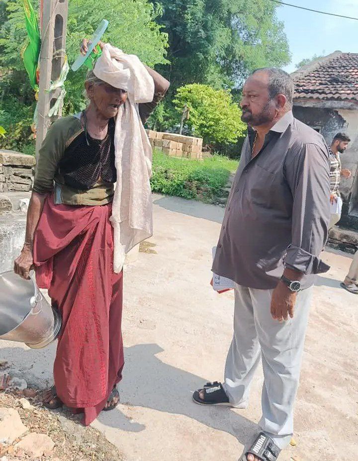shaandelhite's tweet photo. There’re 4 &amp; 3 govt employees in the family of these old women in pics respectively.

They all are eligible for old pension scheme which was scrapped by BJP.

@INCIndia has promised in Gujarat that OPS will be given. INC leader is explaining to them in door to door campaign. 🤞🏻🔥 https://t.co/i5Lhh8DKPd