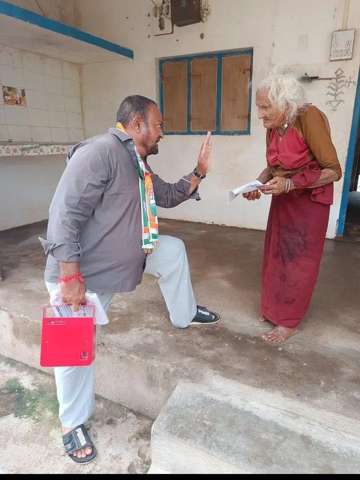 shaandelhite's tweet photo. There’re 4 &amp; 3 govt employees in the family of these old women in pics respectively.

They all are eligible for old pension scheme which was scrapped by BJP.

@INCIndia has promised in Gujarat that OPS will be given. INC leader is explaining to them in door to door campaign. 🤞🏻🔥 https://t.co/i5Lhh8DKPd