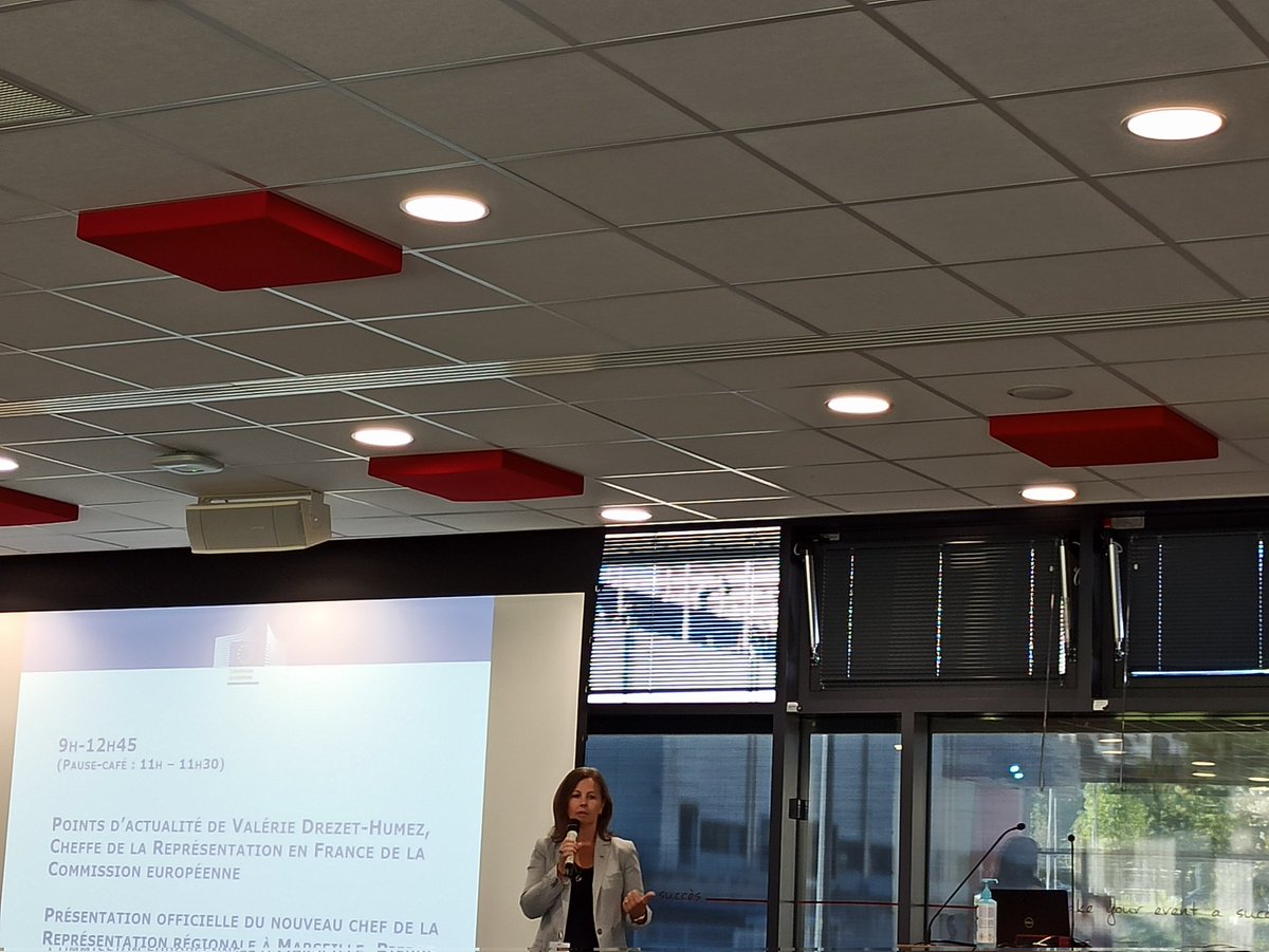 EuropeDirectNCA's tweet photo. 🇪🇺 AG du réseau des Europe Direct #France 2022
Top départ avec le lancement de cette plénière par @DrezetValerie, Cheffe de la @UEFrance ici à la #minatec de Grenoble 🇫🇷.
"Vous êtes le premier visage de l'🇪🇺vous êtes un symbole de #proximité " https://t.co/cJVKj7q7Tw