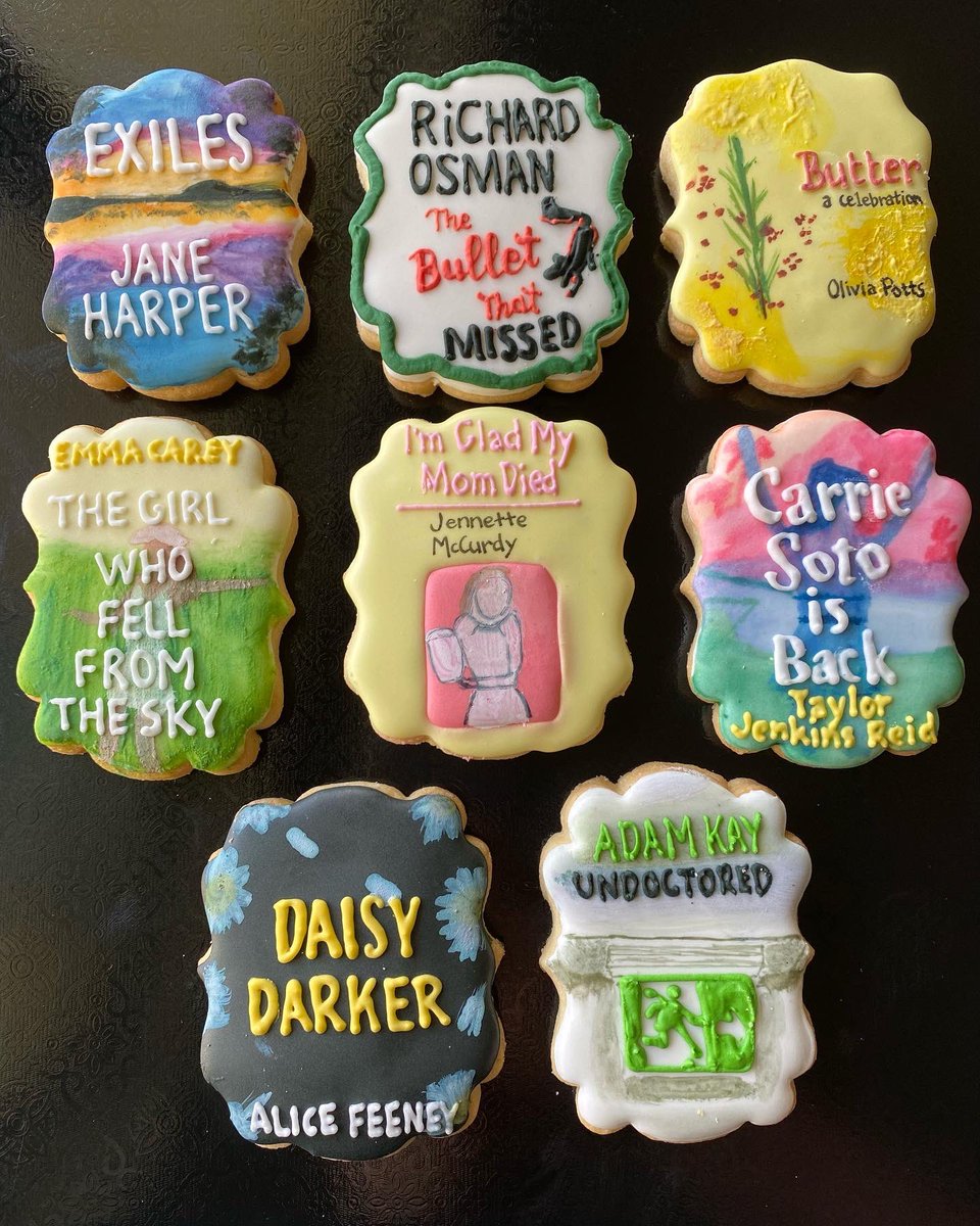 lauren1750's tweet photo. More book covers as biscuits! Close ups of the books are in the thread. https://t.co/1ICfpbERk9