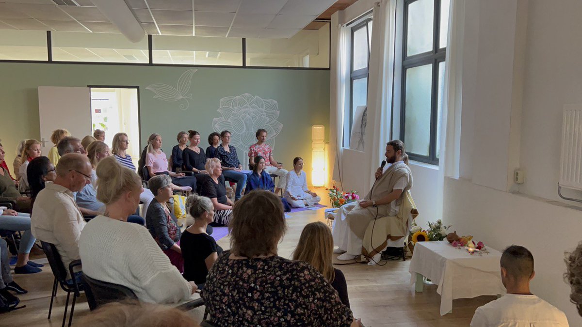 I am currently doing a tour of 8 cities in the #Netherlands to conduct a new 2-day workshop: Mantras & Meditation 2.0. The response has been great and people are sharing beautiful experiences! We explore Yogic scriptures and philosophy to learn manage our mind. #Meditation