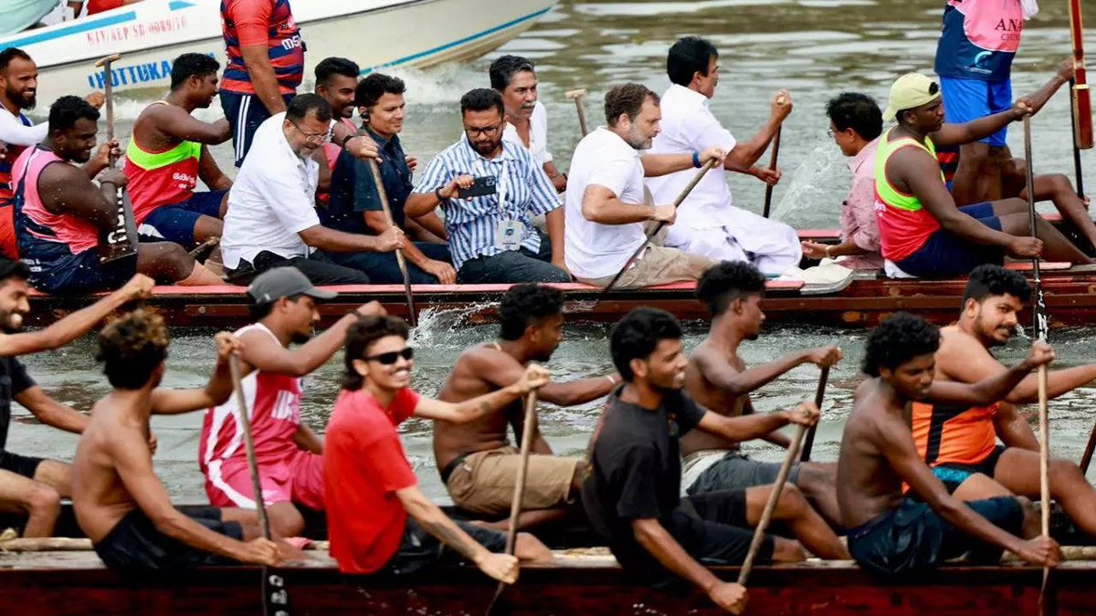 timesofindia's tweet photo. #Kerala: #RahulGandhi debuts as #snakeboat oarsman https://t.co/V71ZqiNP1E https://t.co/sUJFhoM9lJ