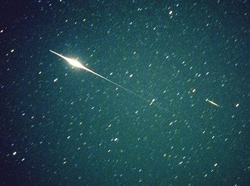 catchtheiridium's tweet photo. Today 20th September 2022 we are happy to celebrate the 3rd #worldiridiumflare day! In this day of 1997 the Belgian amateur astronomer Chris Dorreman took the first picture ever of a -8 magnitude #iridiumflare ( featured as NASA APOD: https://t.co/IcUqpLc9RZ ) #flarewell https://t.co/iamZ3cQHRZ