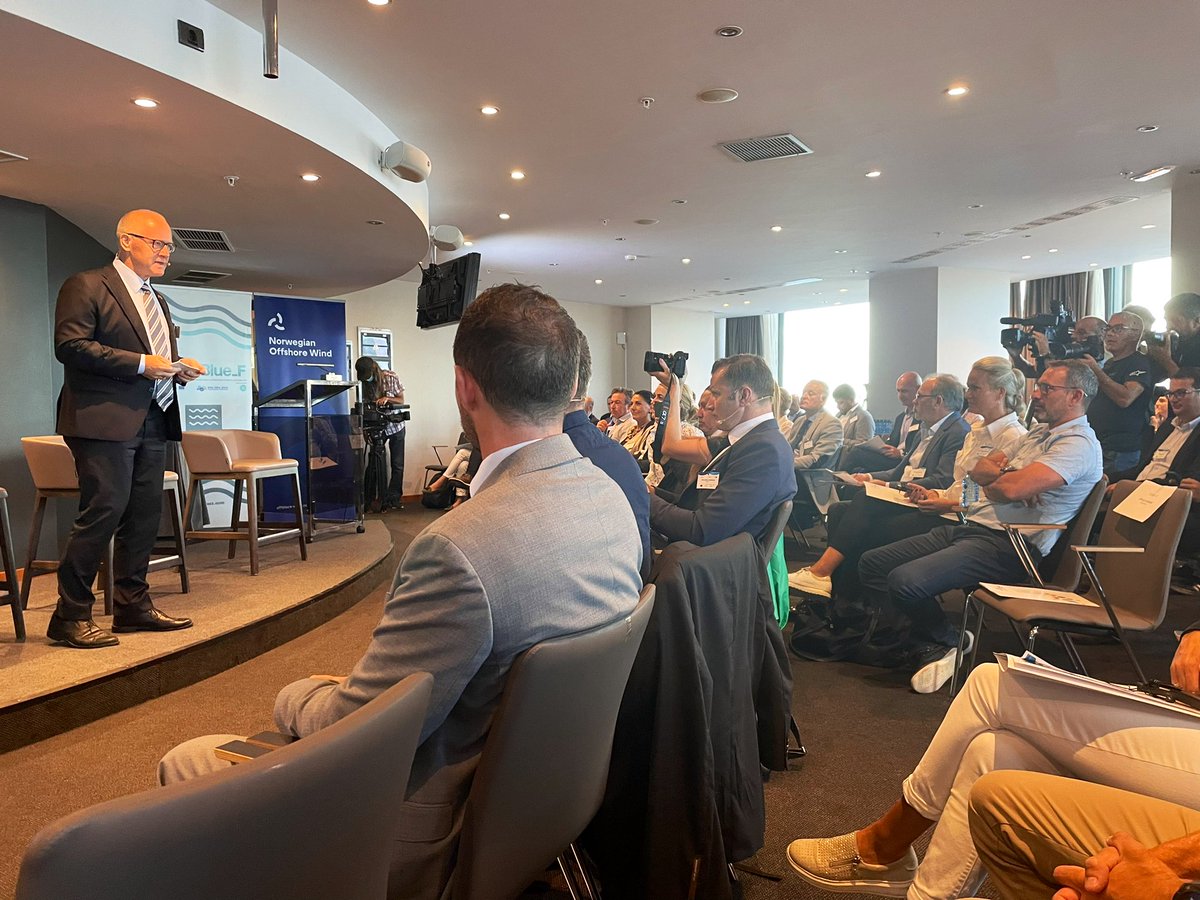 NoruegaenEspana's tweet photo. The Norwegian ambassador to Spain, Nils Haugstveit, opening the Offshore Wind Canary/Norway event together with the President of Las Palmas Port Authority Luis Ibarra #OffshoreWind #TeamNorway https://t.co/NEyAnQJvGY