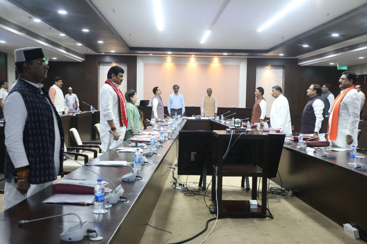 bhupendrasingho's tweet image. आज माननीय मुख्यमंत्री श्री @ChouhanShivraj जी की अध्यक्षता में मंत्रालय में कैबिनेट की बैठक परंपरानुरूप राष्ट्रीय गीत वन्दे मातरम् गान के साथ आरंभ हुई।