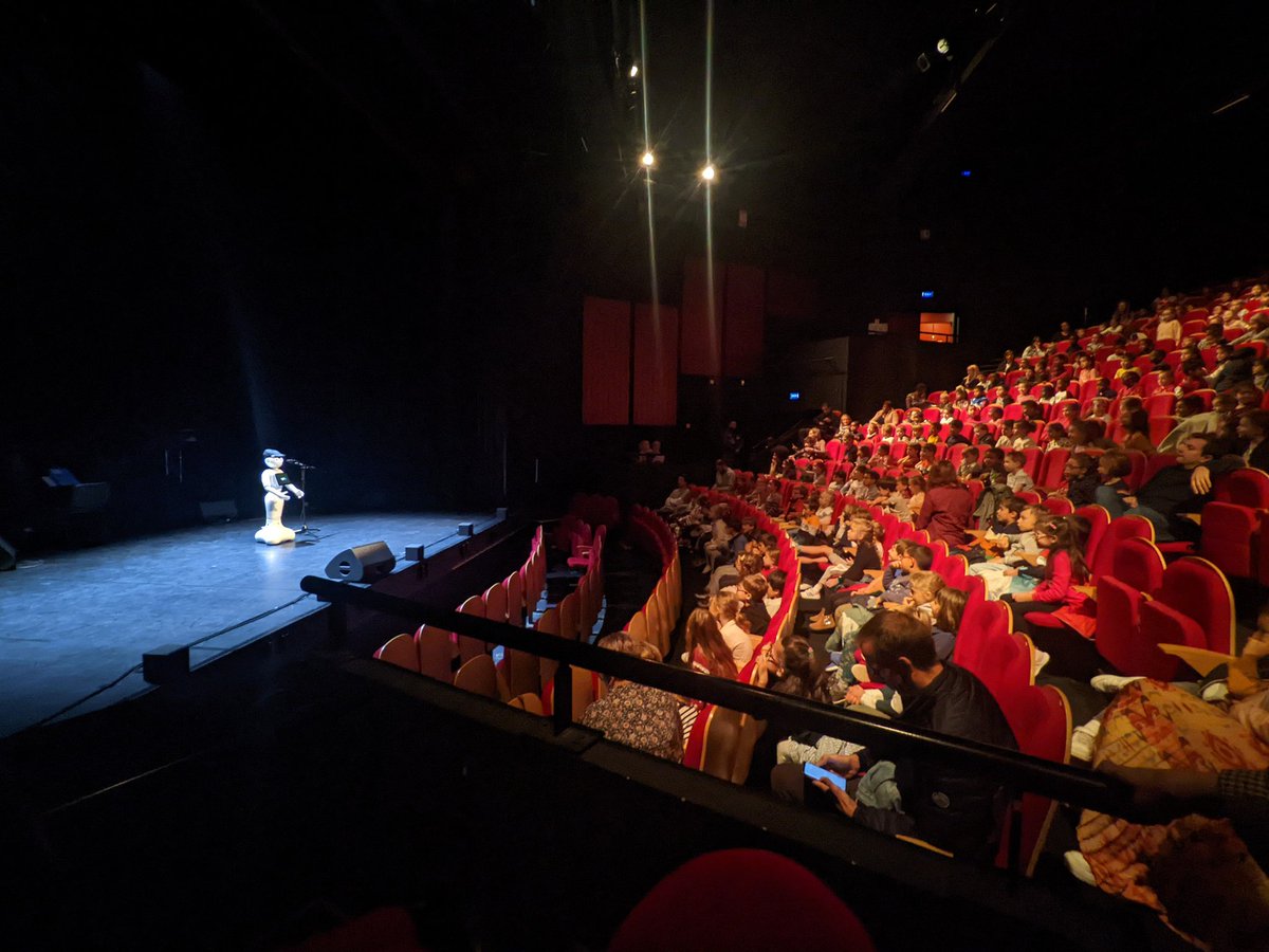VilleDeClamart's tweet photo. #Education #numerique  #PlanNumerique 

Distribution de tablettes numériques à tous les élèves de CP par le Maire et Pepper le robot ! https://t.co/XVD3NY2Wsb