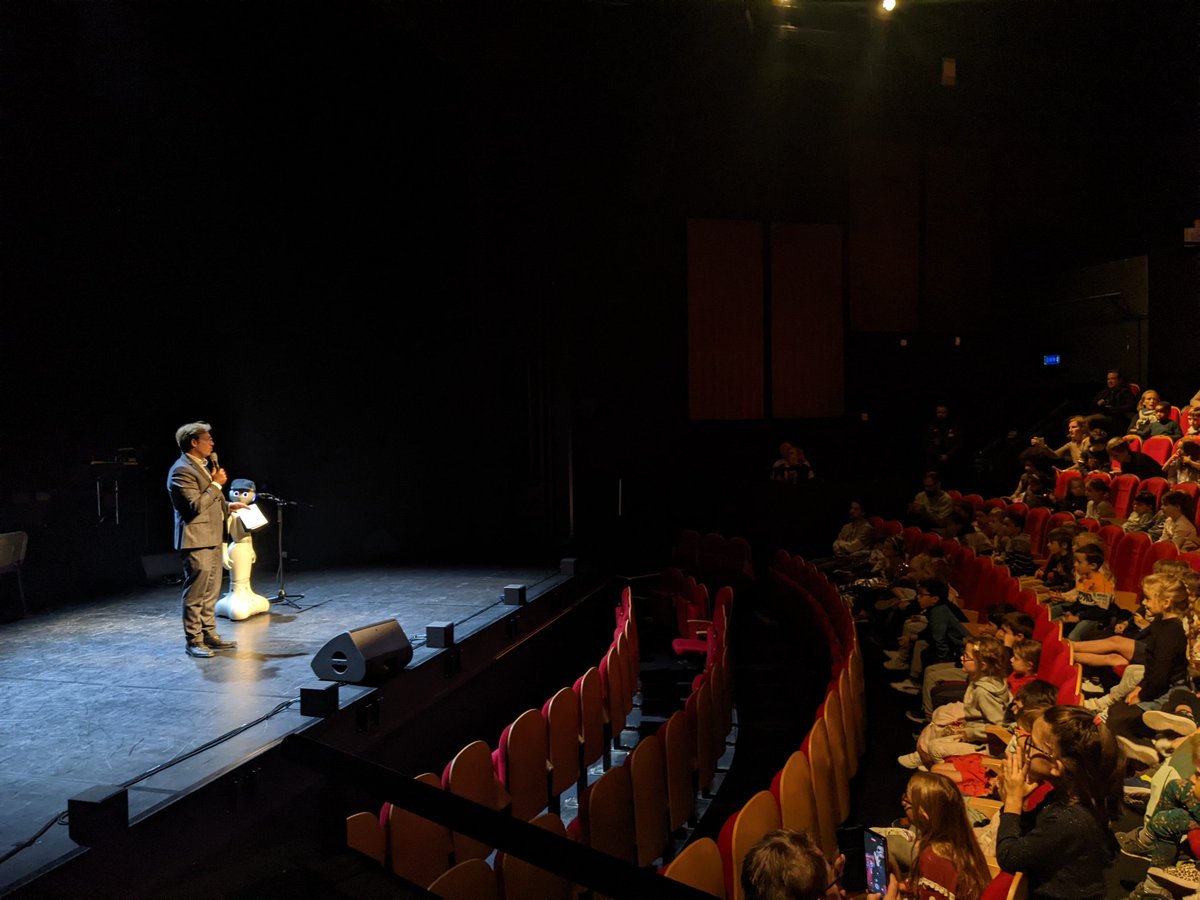 VilleDeClamart's tweet photo. #Education #numerique  #PlanNumerique 

Distribution de tablettes numériques à tous les élèves de CP par le Maire et Pepper le robot ! https://t.co/XVD3NY2Wsb