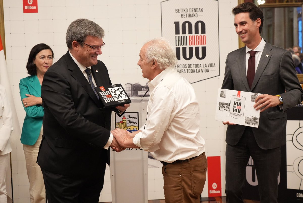 🅱️🛍🏅 Atzo, omenaldi berezia egin genien hiribilduan ehun urte beteak dituzten 61 saltokiei 🔗 ow.ly/UmAE50KNBaF