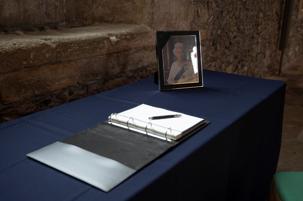 If you would like to share your thoughts and memories and messages of sympathy to The Royal Family, Hampshire's Book of Condolence will remain open at the @GreatHallWinch until 5pm today, Tuesday 20 September. All are welcome to come and sign it.