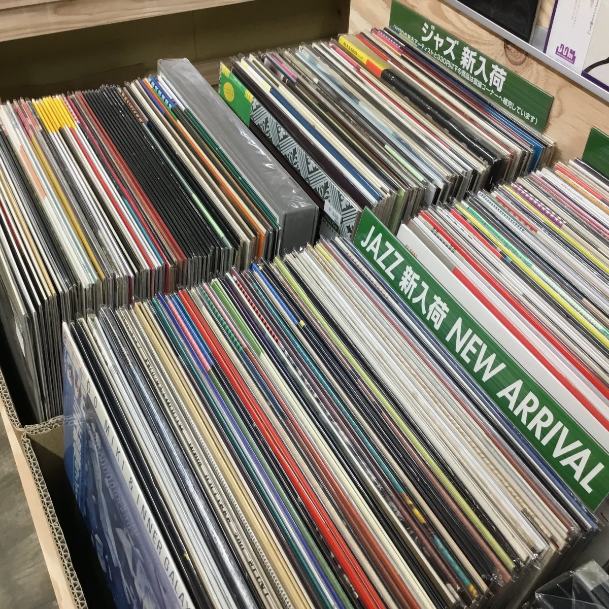 MusicFirst2007's tweet photo. 【新入荷コーナーを拡大!!!!】

1.　クラシックCD新入荷コーナーを拡大！
約100枚程追加しました！まだまだ補充待機分があり追加予定です！
(写真の4列へ増大！)

2. ジャズLP新入荷コーナーを拡大！
約50枚程追加しました！
（写真の1.5箱に増大！）

#classiccd #jazzlp #ミュージックファースト https://t.co/de8rwOszSr
