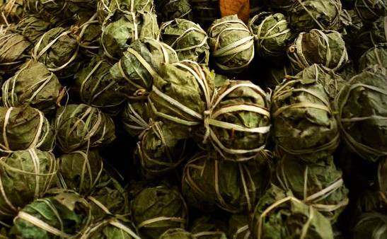 SurfTownWanning's tweet photo. #WanningTaste 
In Dongshanling, #Wanning, the fragrance of partridge tea trees wafts in the mountains. #Partridgetea is a kind of wild tea plant with sweet taste. It has a function of heat-clearing. Come and have a try!🍵 https://t.co/jWefB7iVhO