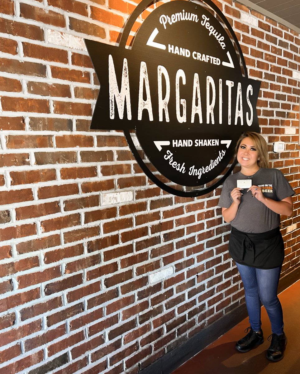 SHughes0718's tweet photo. Cheers to Melissa for not only hitting 90 days but maintaining a 3% GWAP! #EngageTeamMember #BringBackGuests 🌻❤️🌶👏 https://t.co/1QTX0wbqcx