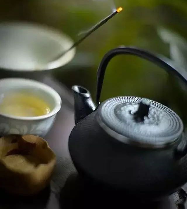SurfTownWanning's tweet photo. #WanningTaste 
In Dongshanling, #Wanning, the fragrance of partridge tea trees wafts in the mountains. #Partridgetea is a kind of wild tea plant with sweet taste. It has a function of heat-clearing. Come and have a try!🍵 https://t.co/jWefB7iVhO