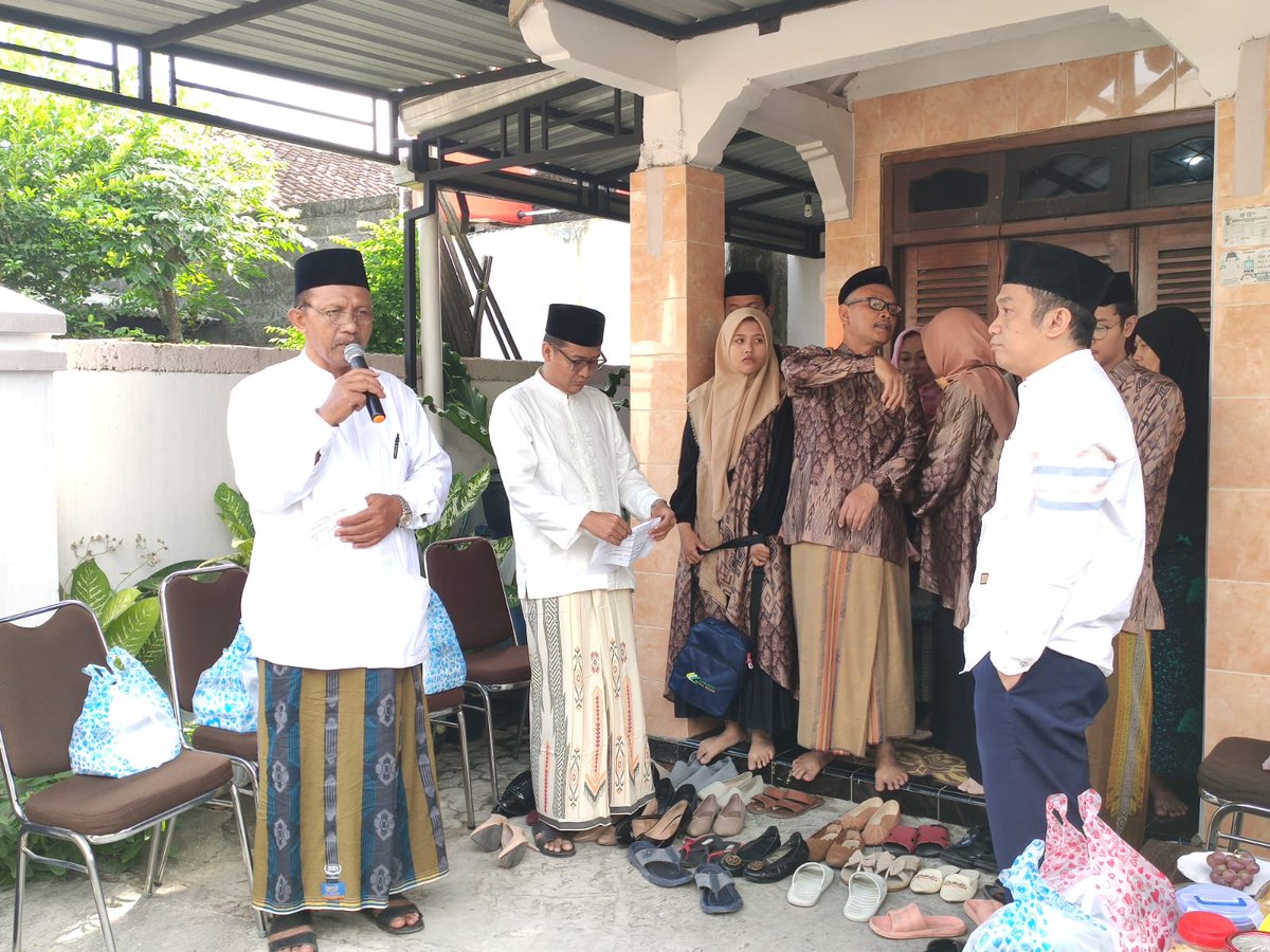 BapperidaBlora's tweet photo. Fi hifdzillahi wa kanafihi wa zawwadakallahut taqwa wa ghafara dzanbaka wa wajjahaka lil khairi ainama kunta. Semoga Bapak Kaban beserta keluarga dalam perjalanan Umroh selalu dalam LindunganNya, aamiin selamat sampai tujuan, aamiin 
@AriefRohman_838 https://t.co/gcjAqyYFpn