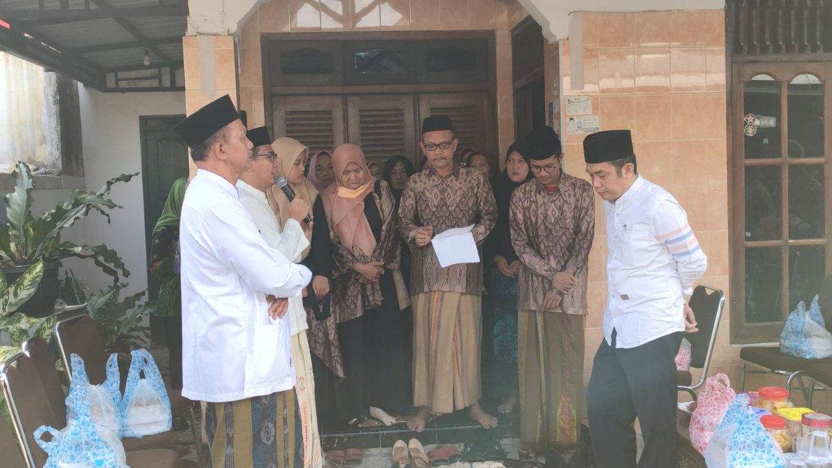 BapperidaBlora's tweet photo. Fi hifdzillahi wa kanafihi wa zawwadakallahut taqwa wa ghafara dzanbaka wa wajjahaka lil khairi ainama kunta. Semoga Bapak Kaban beserta keluarga dalam perjalanan Umroh selalu dalam LindunganNya, aamiin selamat sampai tujuan, aamiin 
@AriefRohman_838 https://t.co/gcjAqyYFpn