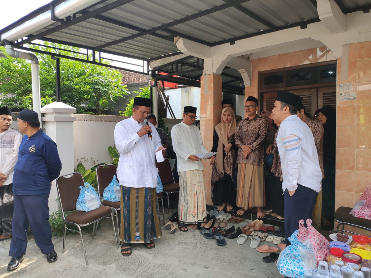 BapperidaBlora's tweet photo. Fi hifdzillahi wa kanafihi wa zawwadakallahut taqwa wa ghafara dzanbaka wa wajjahaka lil khairi ainama kunta. Semoga Bapak Kaban beserta keluarga dalam perjalanan Umroh selalu dalam LindunganNya, aamiin selamat sampai tujuan, aamiin 
@AriefRohman_838 https://t.co/gcjAqyYFpn